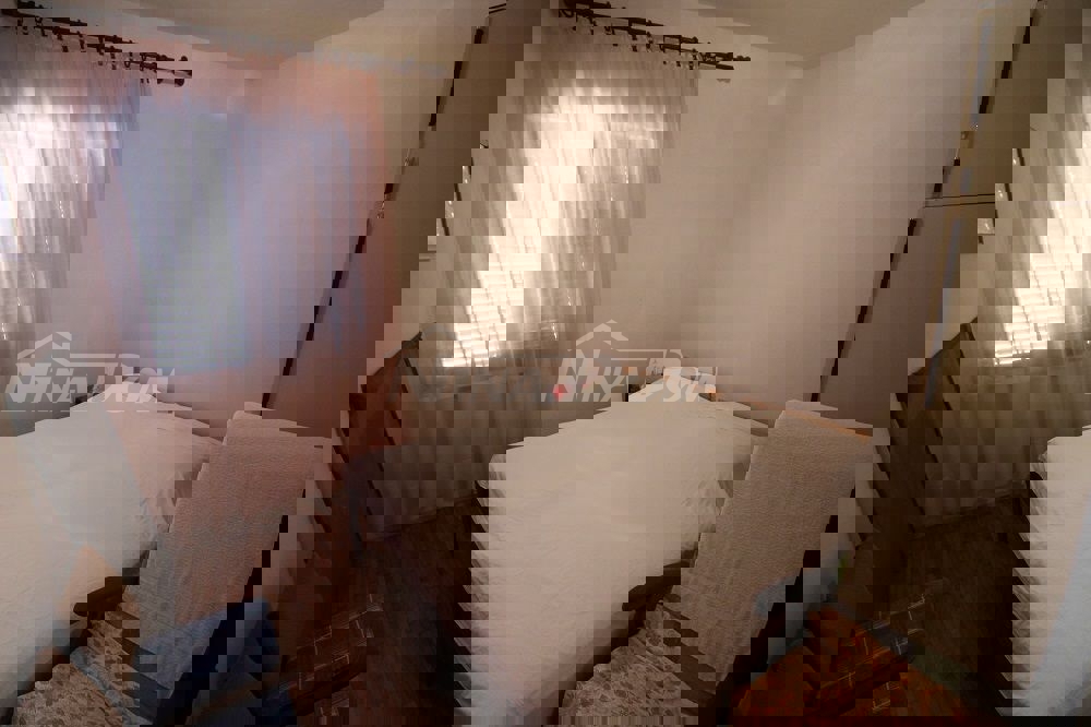 Casa a un piano vicino al mare con ampio giardino.