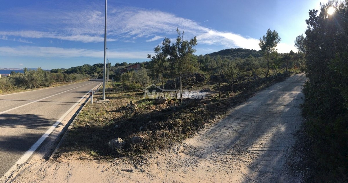 Il terreno a Radjevin è in vendita - ideale per investimento a 300 metri dalla spiaggia