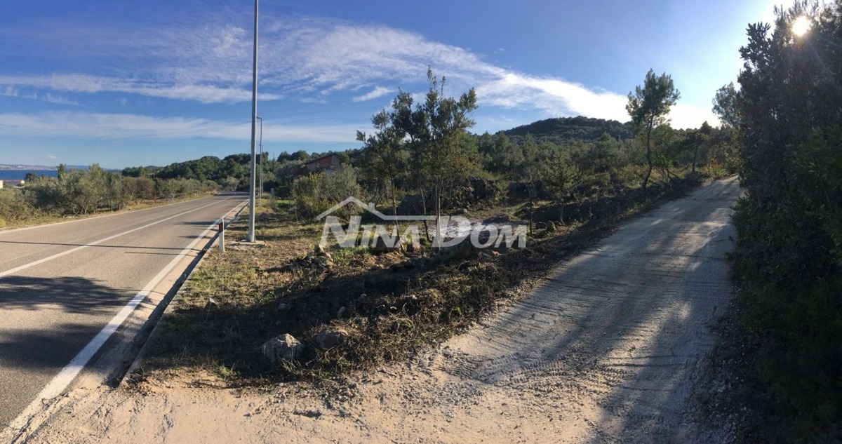 Il terreno a Radjevin è in vendita - ideale per investimento a 300 metri dalla spiaggia