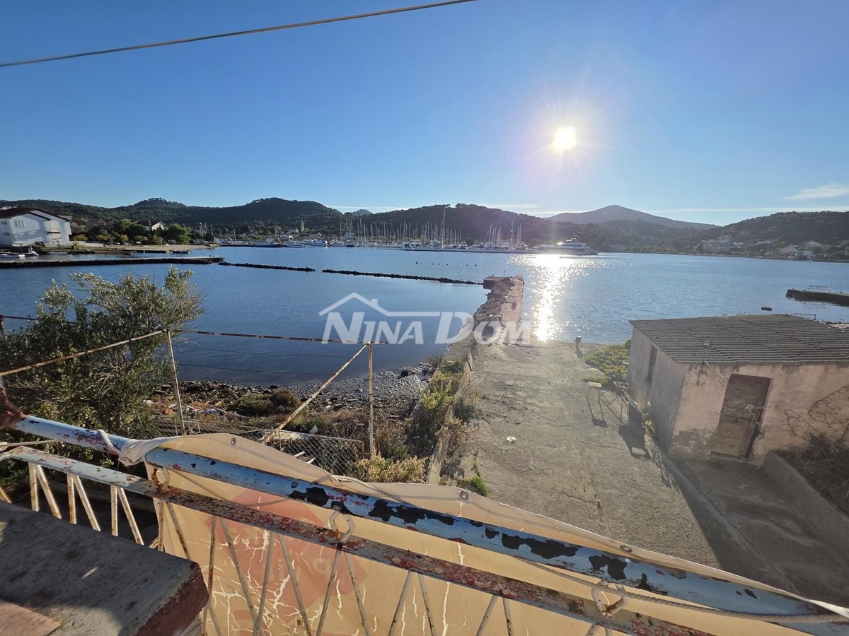 1. Fila di case Sutomišćica-isola di Ugljan