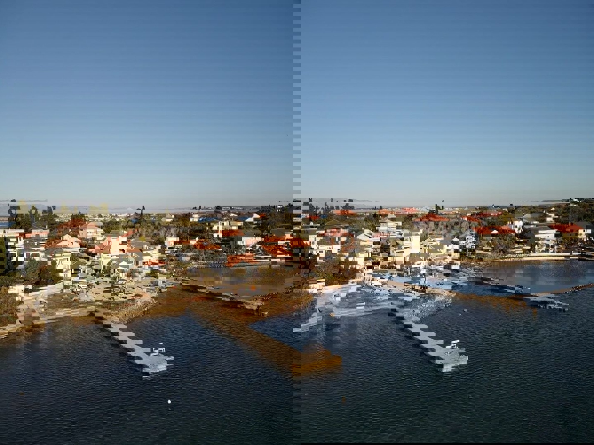 1. Fila di case Sutomišćica-isola di Ugljan