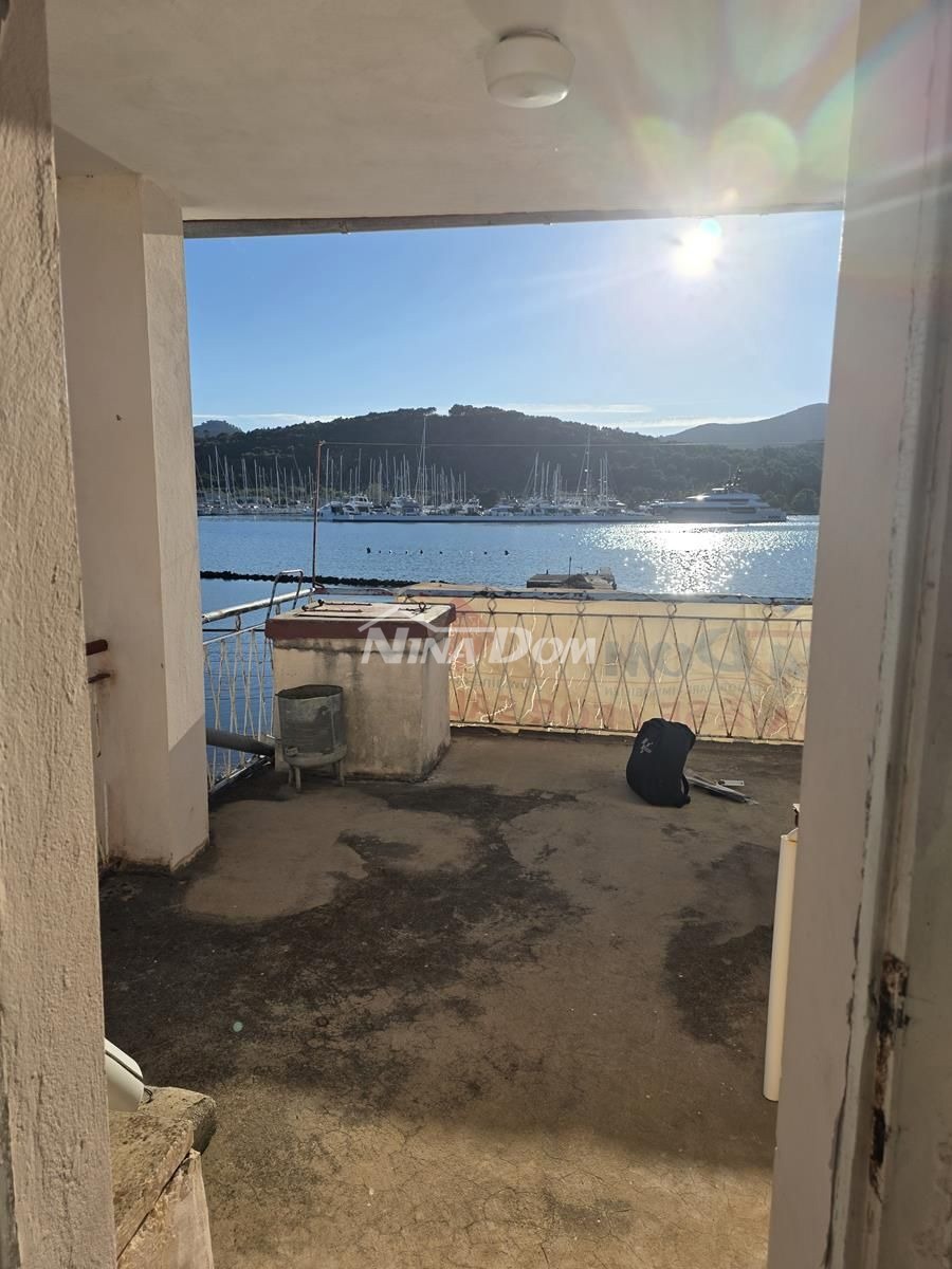 1. Fila di case Sutomišćica-isola di Ugljan