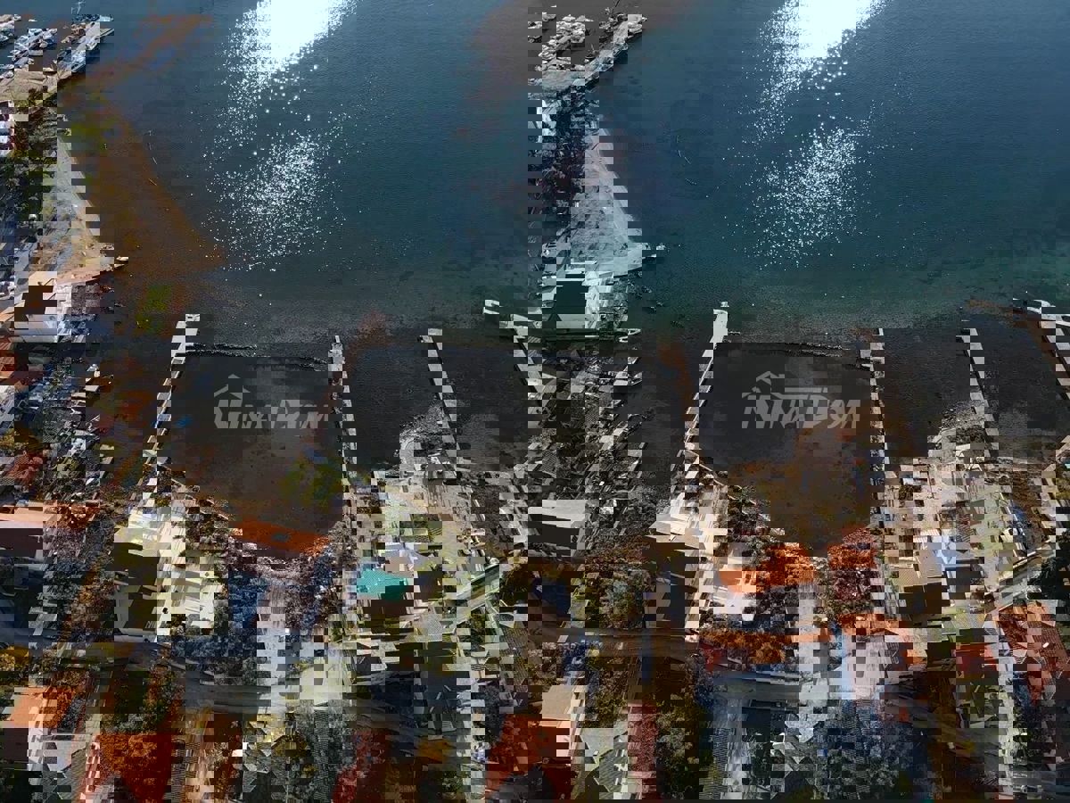 1. Fila di case Sutomišćica-isola di Ugljan