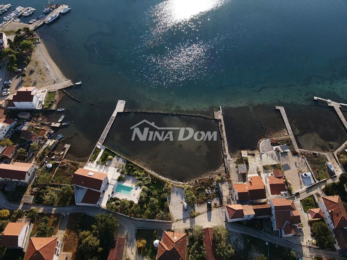 1. Fila di case Sutomišćica-isola di Ugljan