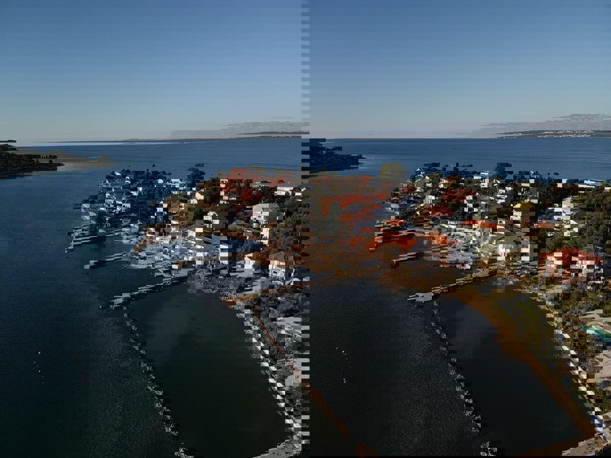 1. Fila di case Sutomišćica-isola di Ugljan