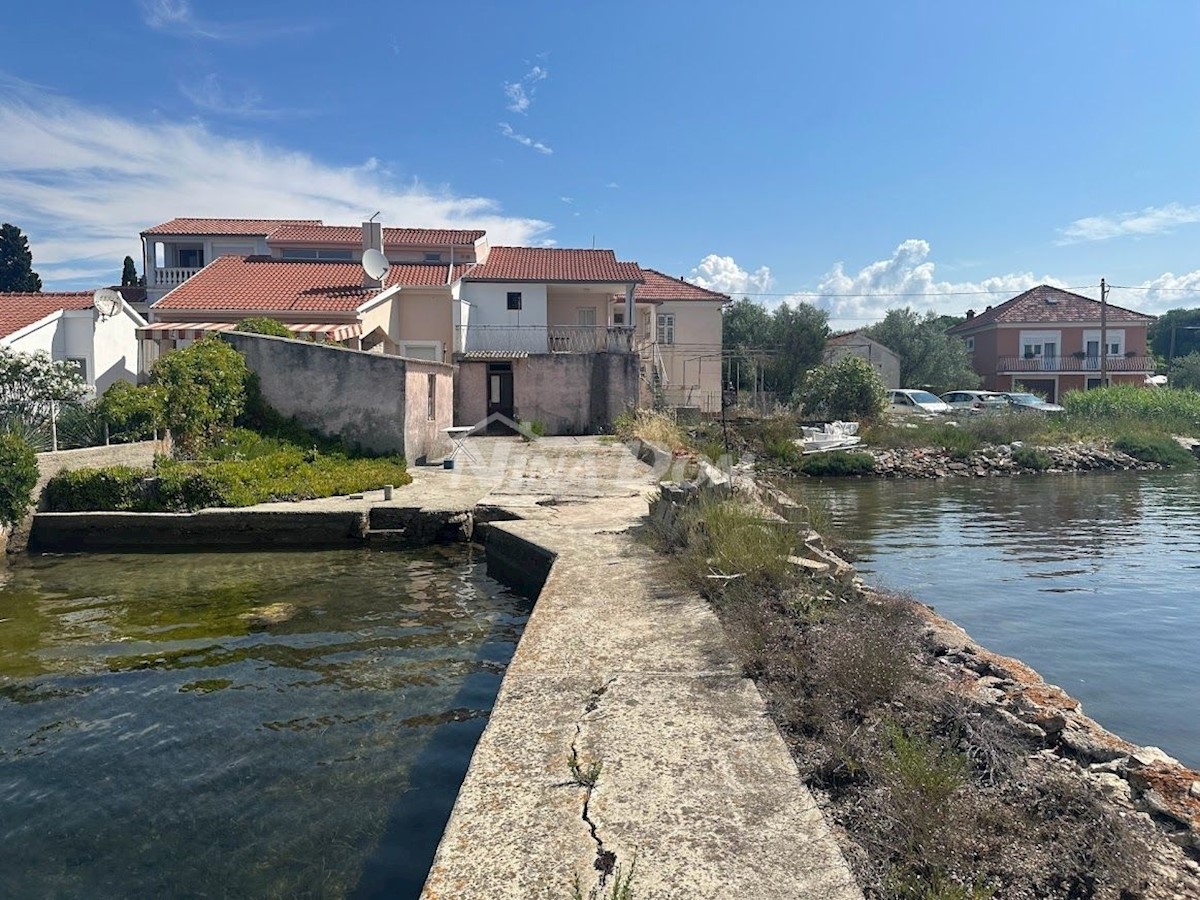 1. Fila di case Sutomišćica-isola di Ugljan