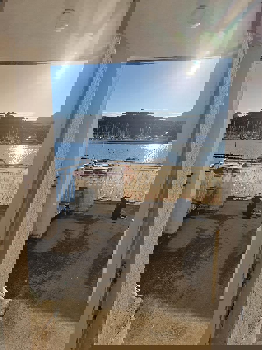 1. Fila di case Sutomišćica-isola di Ugljan