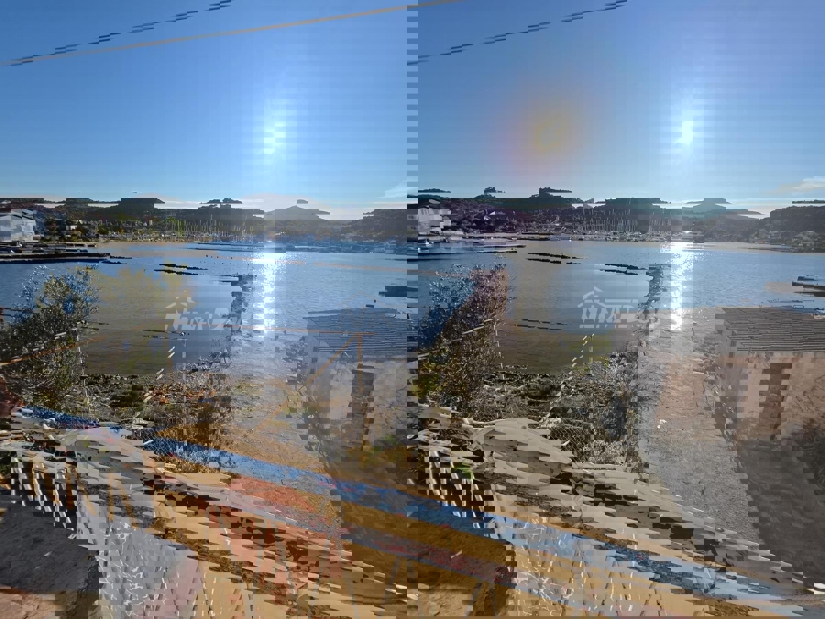 1. Fila di case Sutomišćica-isola di Ugljan