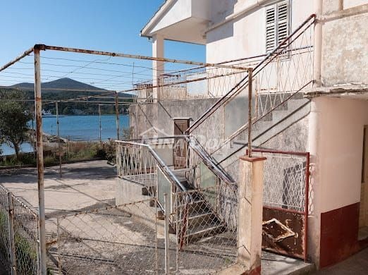 1. Fila di case Sutomišćica-isola di Ugljan