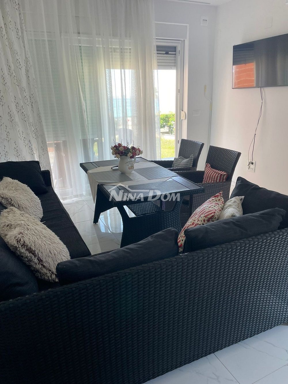 lato sud dell'isola di Vir, a 100 metri dal mare.