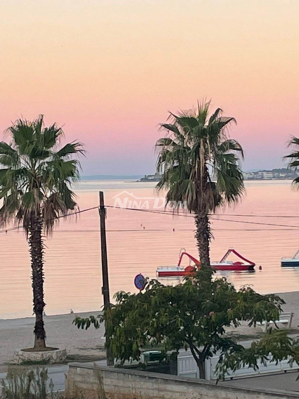 lato sud dell'isola di Vir, a 100 metri dal mare.