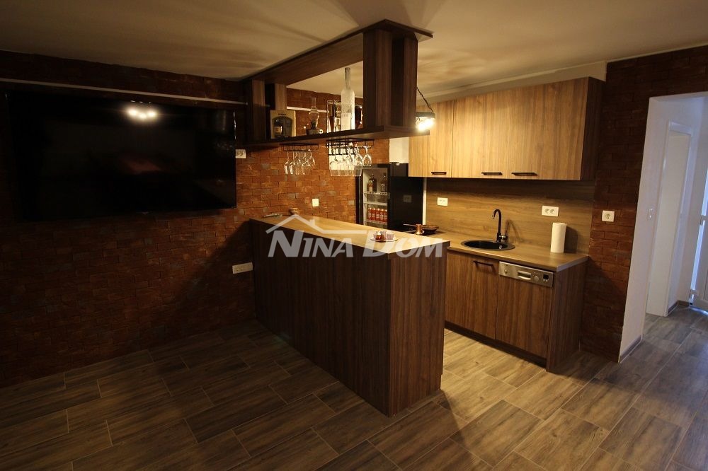 Sul lato sud dell'isola di Vir, condominio completamente ristrutturato.