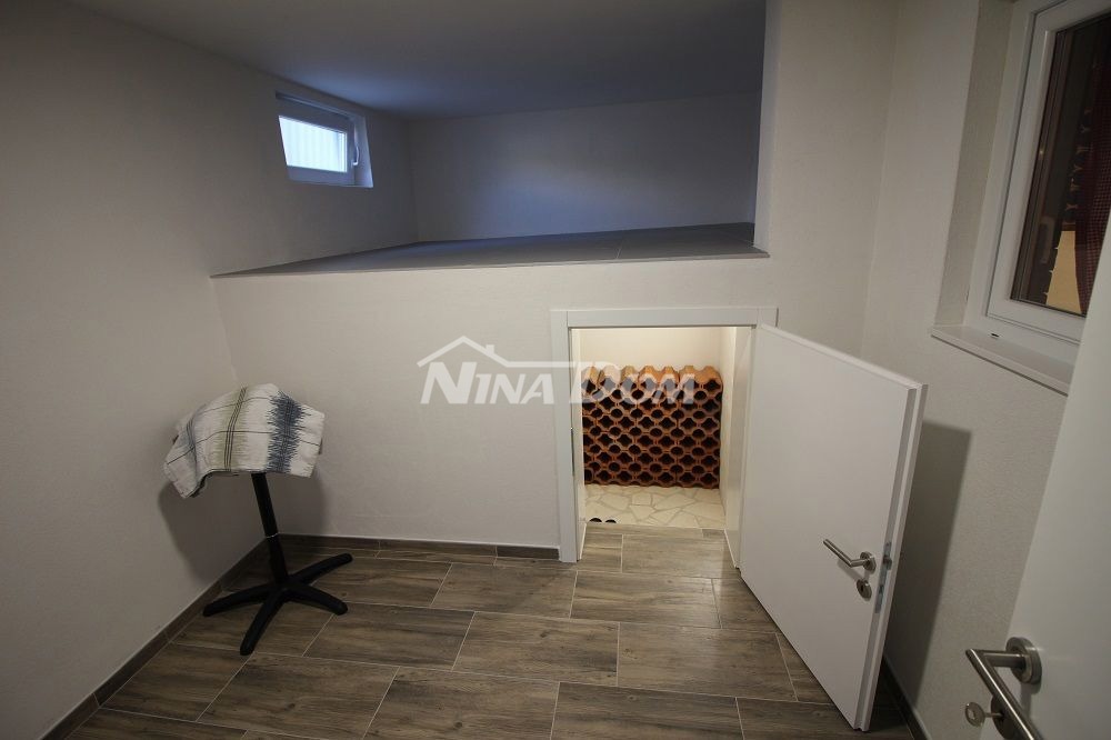 Sul lato sud dell'isola di Vir, condominio completamente ristrutturato.