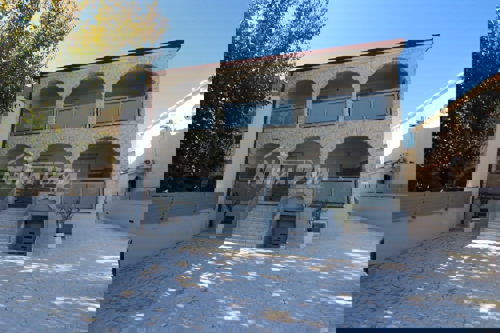 Sul lato sud dell'isola di Vir, condominio completamente ristrutturato.