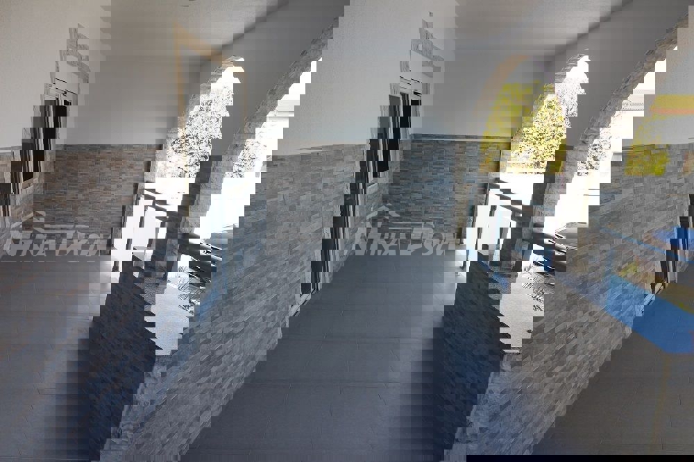 Sul lato sud dell'isola di Vir, condominio completamente ristrutturato.