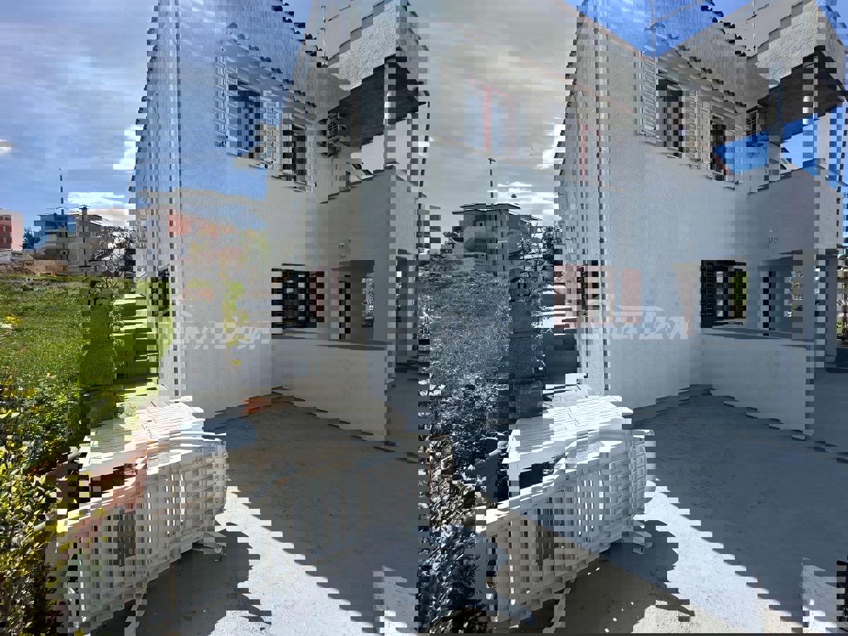 Casa con appartamenti a Drage, 4 unità + possibilità di ampliamento