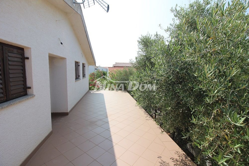 Proprietà di famiglia con un bellissimo giardino