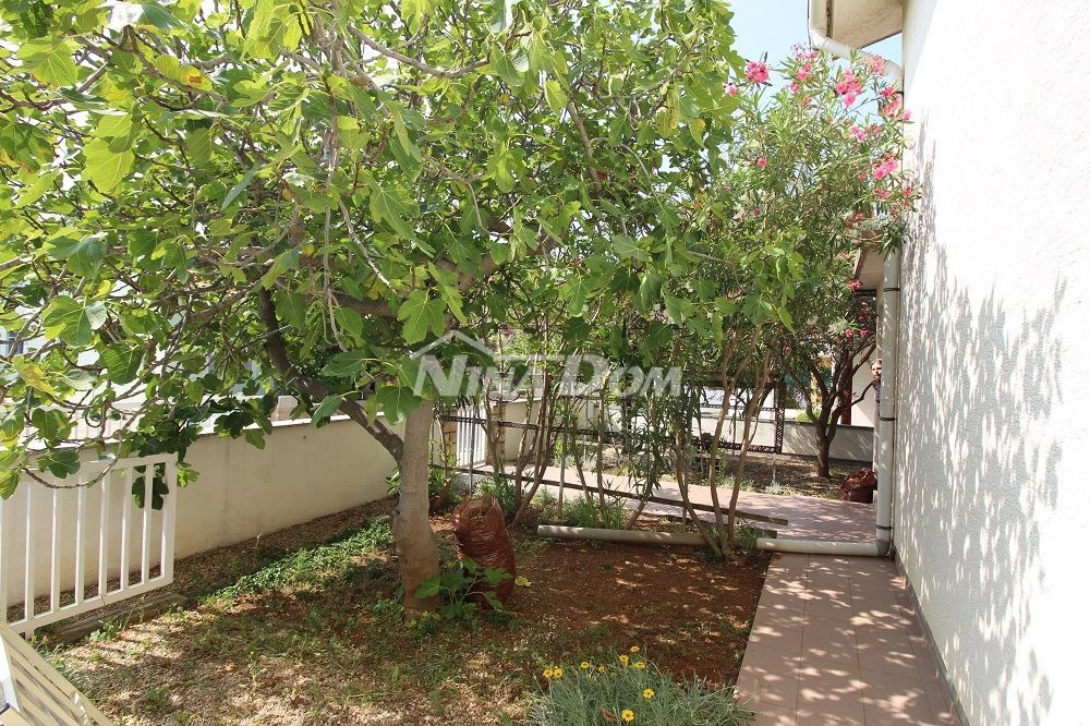 Proprietà di famiglia con un bellissimo giardino