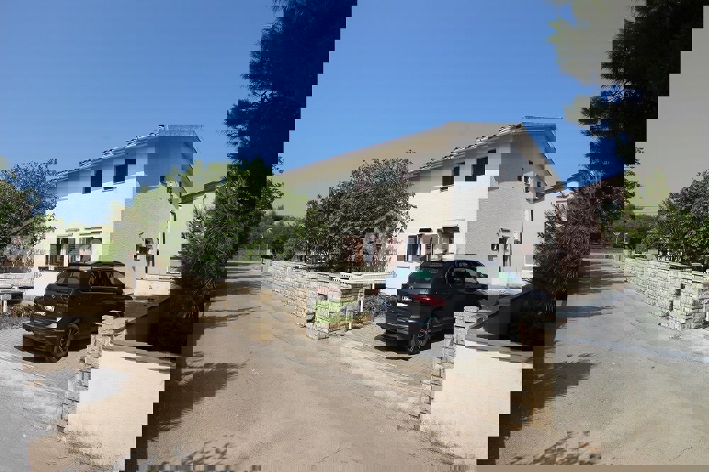 Proprietà di famiglia con un bellissimo giardino