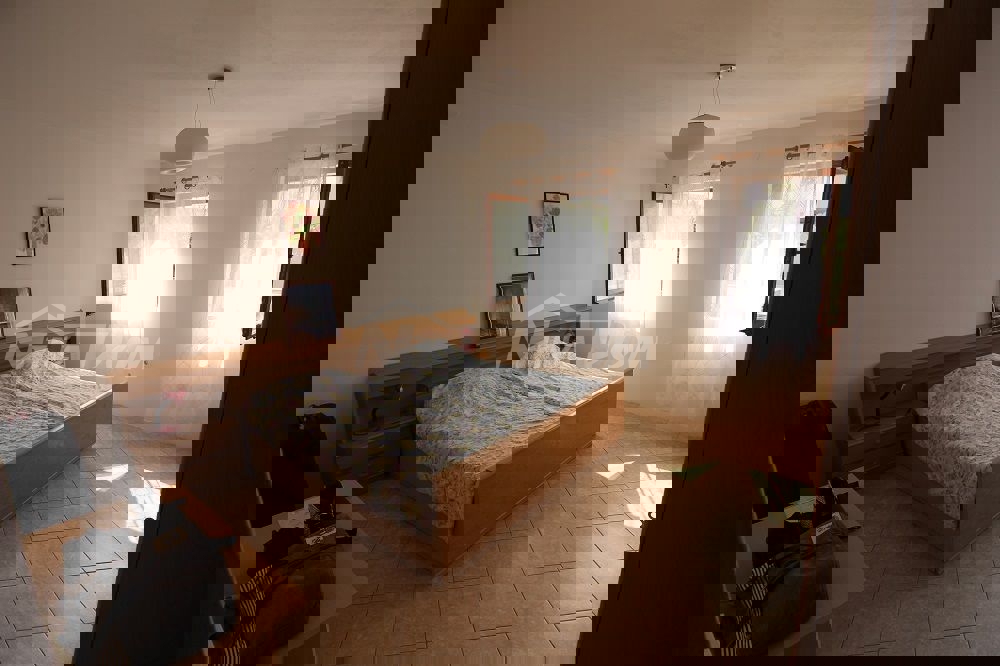 Proprietà di famiglia con un bellissimo giardino