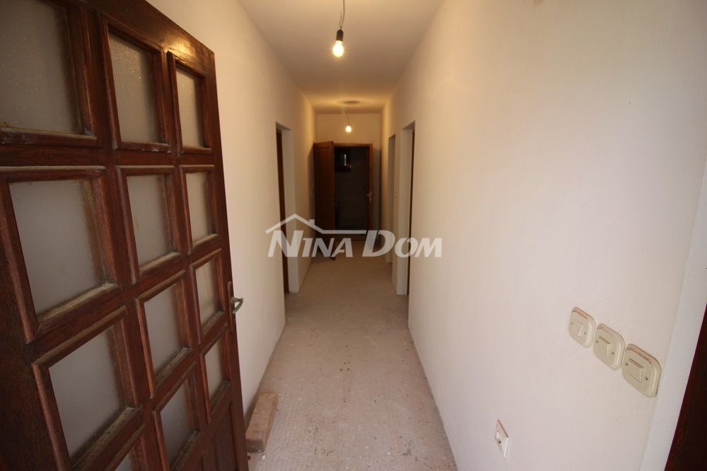 Proprietà di famiglia con un bellissimo giardino