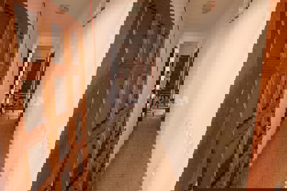 Proprietà di famiglia con un bellissimo giardino