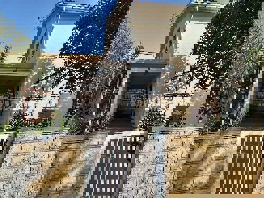 Proprietà di famiglia con un bellissimo giardino