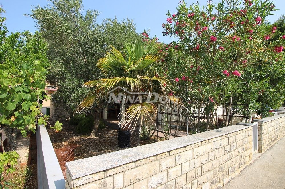 Proprietà di famiglia con un bellissimo giardino