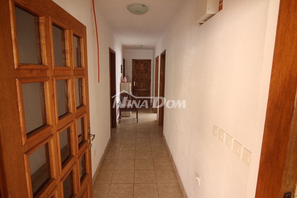 Proprietà di famiglia con un bellissimo giardino