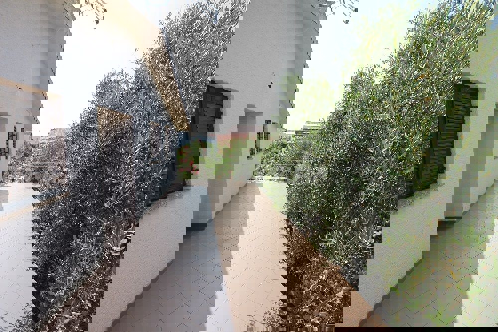 Proprietà di famiglia con un bellissimo giardino