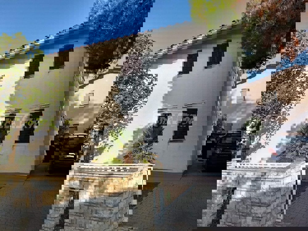 Proprietà di famiglia con un bellissimo giardino