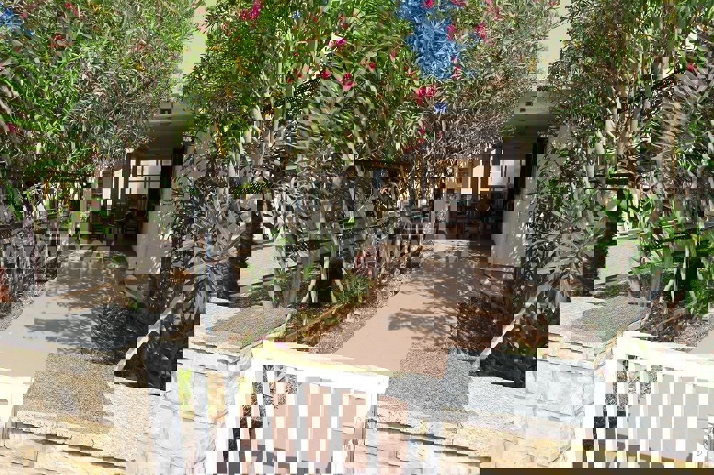 Proprietà di famiglia con un bellissimo giardino