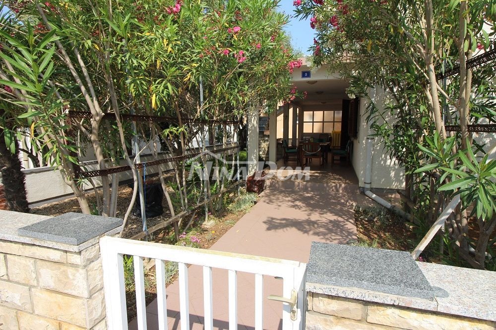 Proprietà di famiglia con un bellissimo giardino