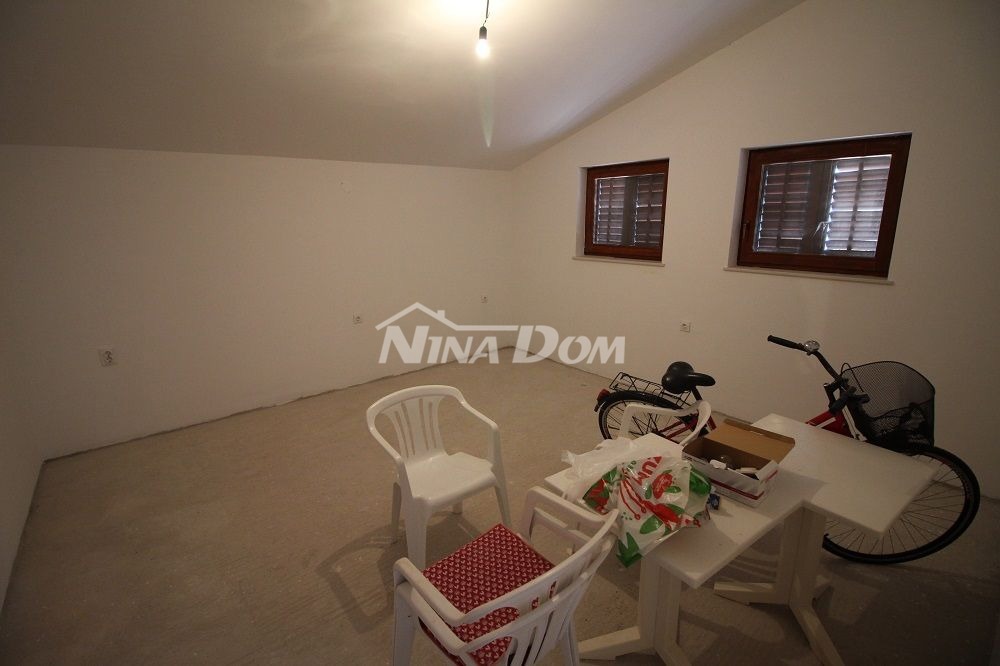 Proprietà di famiglia con un bellissimo giardino