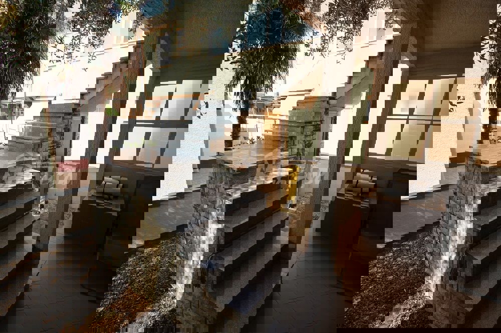 Proprietà di famiglia con un bellissimo giardino