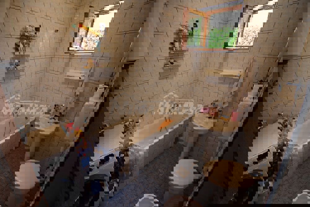 Proprietà di famiglia con un bellissimo giardino