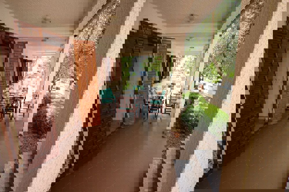 Proprietà di famiglia con un bellissimo giardino