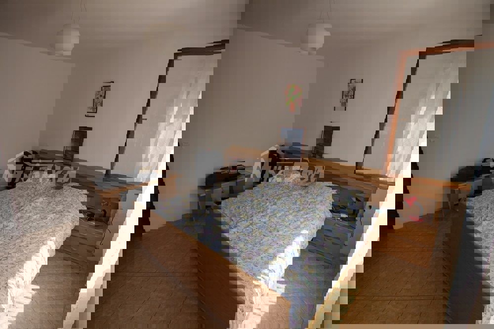 Proprietà di famiglia con un bellissimo giardino