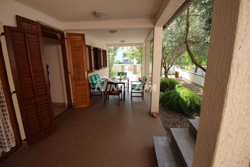 Proprietà di famiglia con un bellissimo giardino