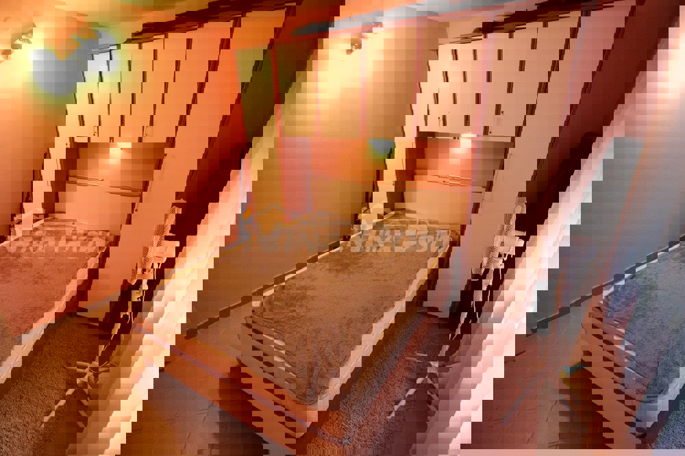 Lato sud dell'isola di Vir, a 100 m dal mare (approvvigionamento idrico e fognatura)