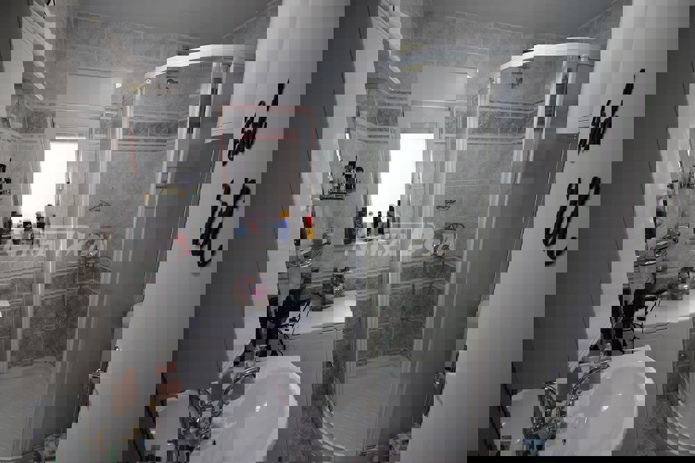 Lato sud dell'isola di Vir, a 100 m dal mare (approvvigionamento idrico e fognatura)