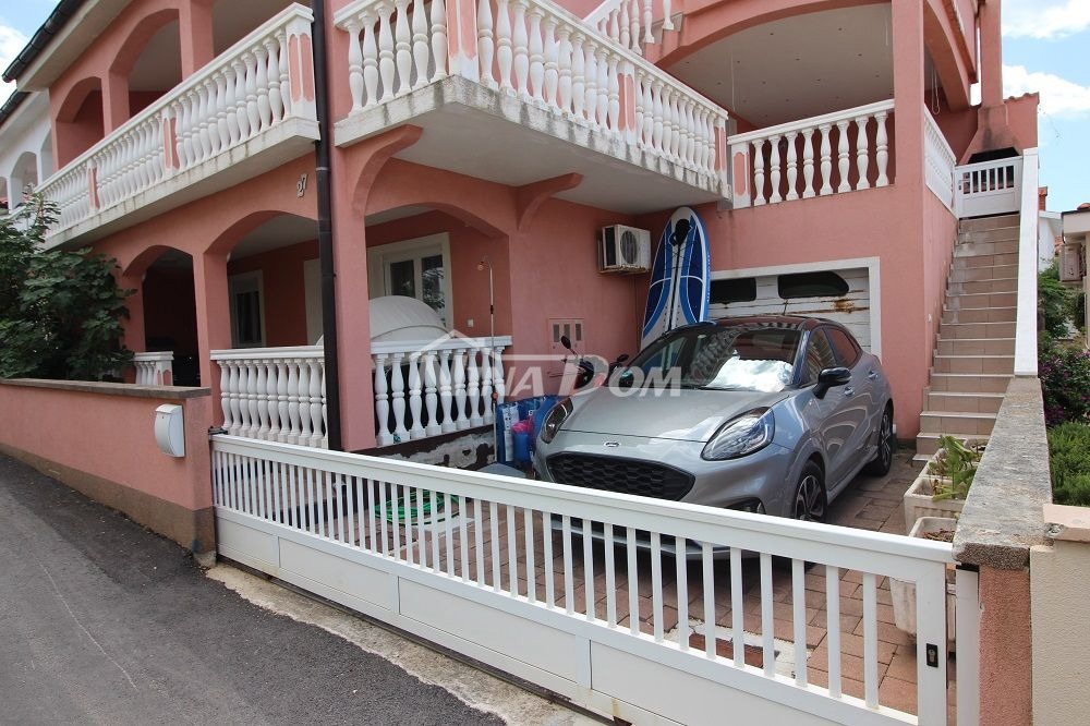 Lato sud dell'isola di Vir, a 100 m dal mare (approvvigionamento idrico e fognatura)