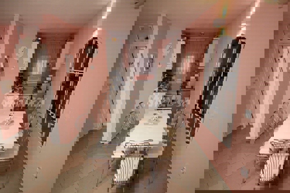 Lato sud dell'isola di Vir, a 100 m dal mare (approvvigionamento idrico e fognatura)