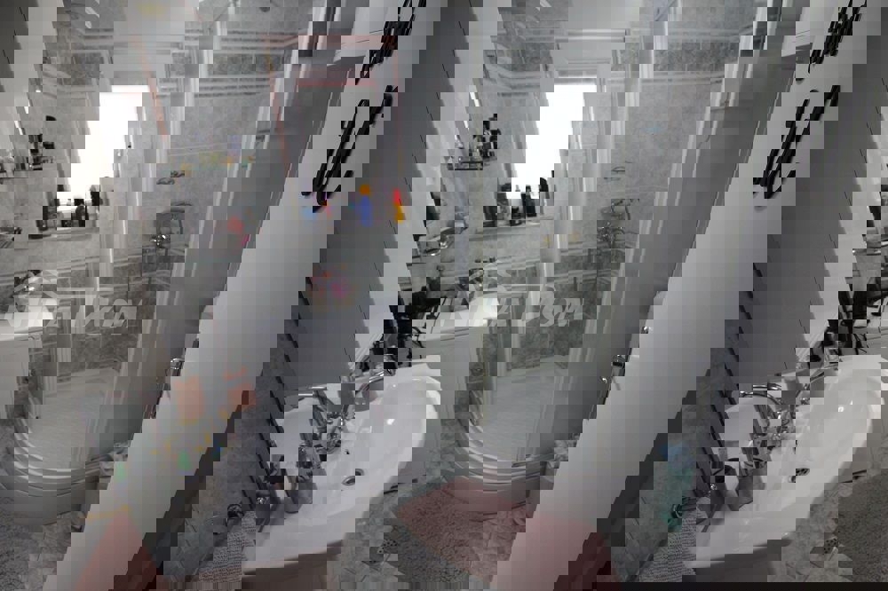 Lato sud dell'isola di Vir, a 100 m dal mare (approvvigionamento idrico e fognatura)