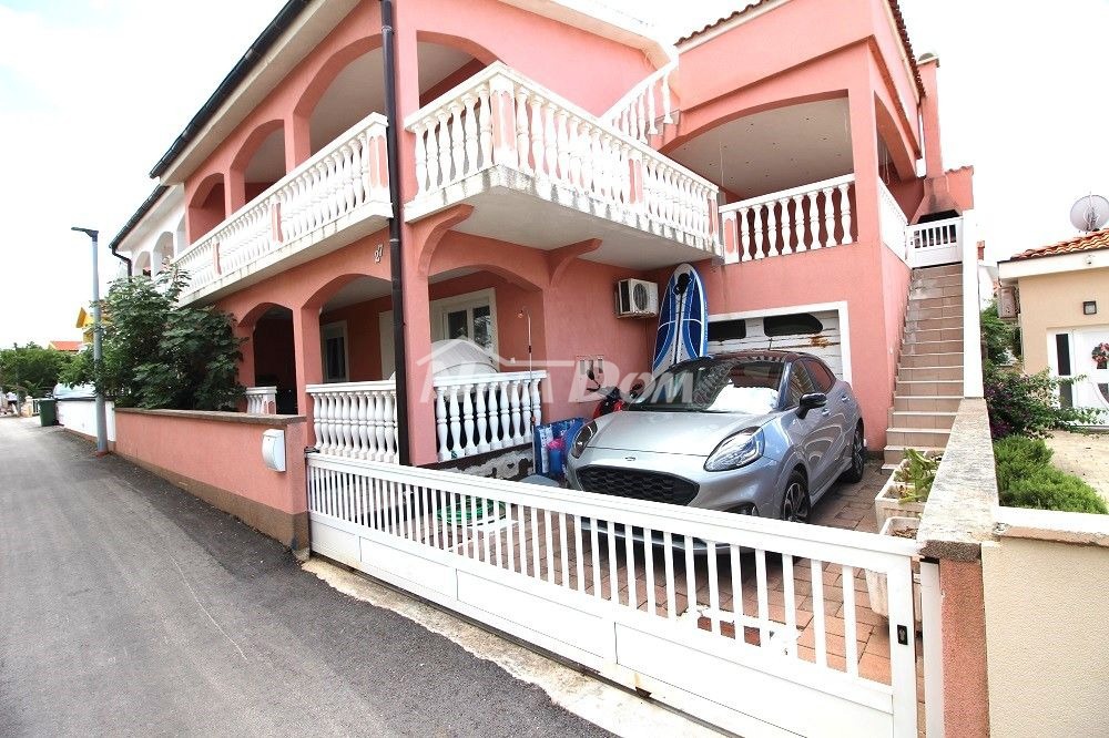 Lato sud dell'isola di Vir, a 100 m dal mare (approvvigionamento idrico e fognatura)