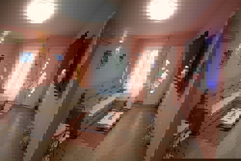 Lato sud dell'isola di Vir, a 100 m dal mare (approvvigionamento idrico e fognatura)