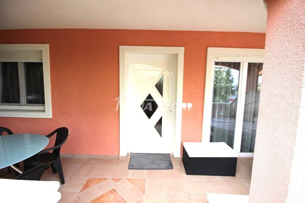 Lato sud dell'isola di Vir, a 100 m dal mare (approvvigionamento idrico e fognatura)