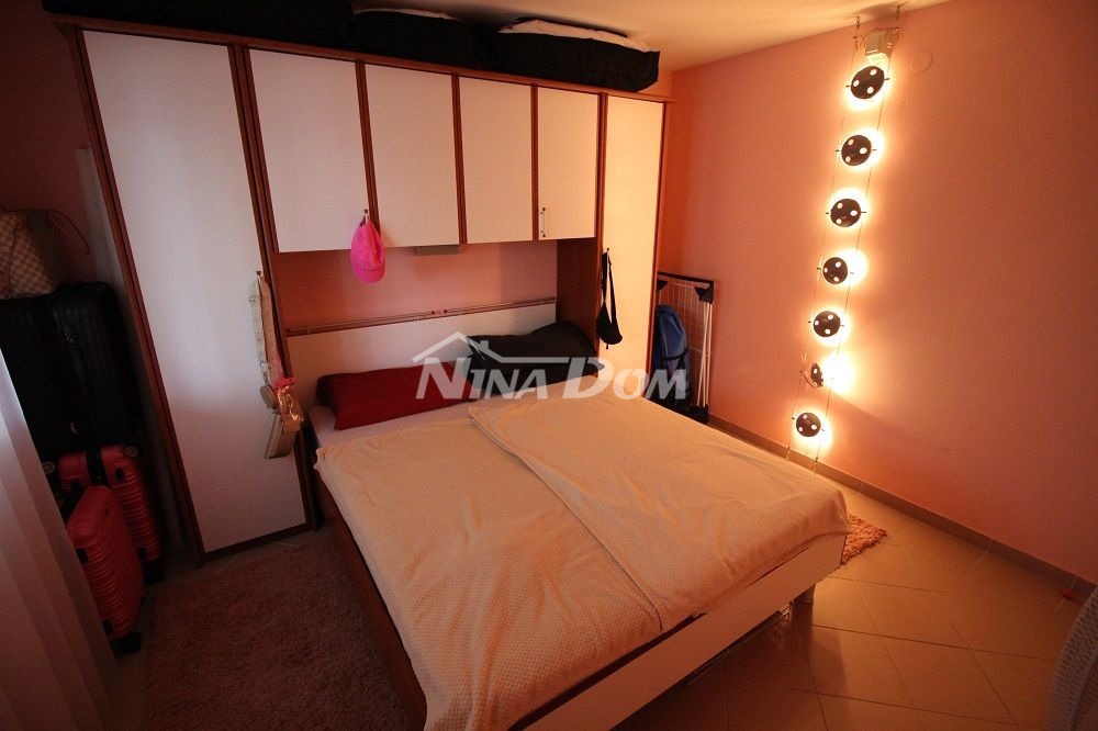 Lato sud dell'isola di Vir, a 100 m dal mare (approvvigionamento idrico e fognatura)