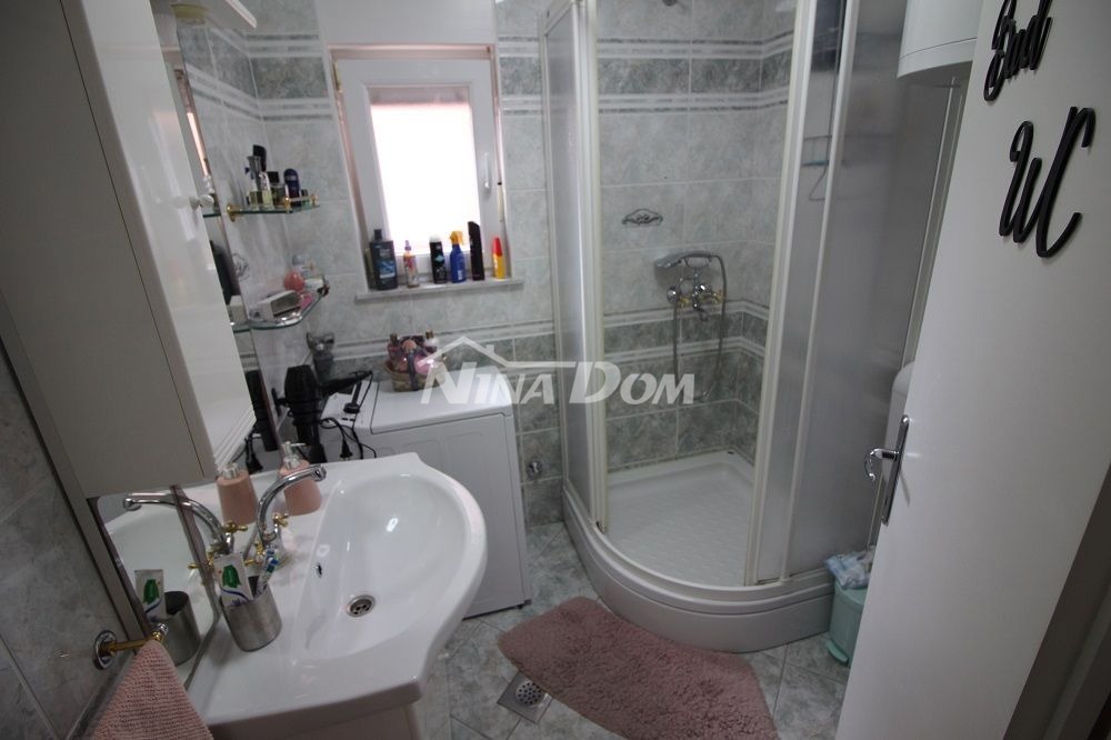 Lato sud dell'isola di Vir, a 100 m dal mare (approvvigionamento idrico e fognatura)