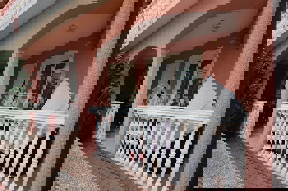 Lato sud dell'isola di Vir, a 100 m dal mare (approvvigionamento idrico e fognatura)